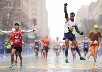 revive la emocion del maraton de boston 2023 bajo la lluvia