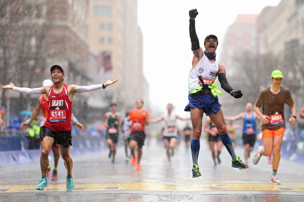 revive la emocion del maraton de boston 2023 bajo la lluvia