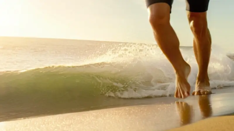 Corredor en playa soleada y vibrante