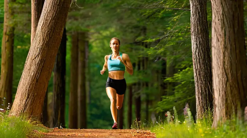 Corredor estira en un bosque sereno