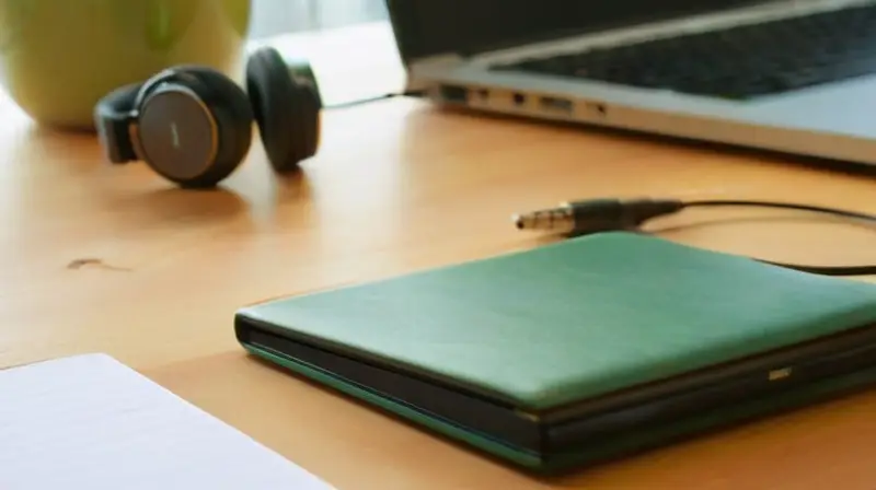 Laptop y tablet en un escritorio iluminado