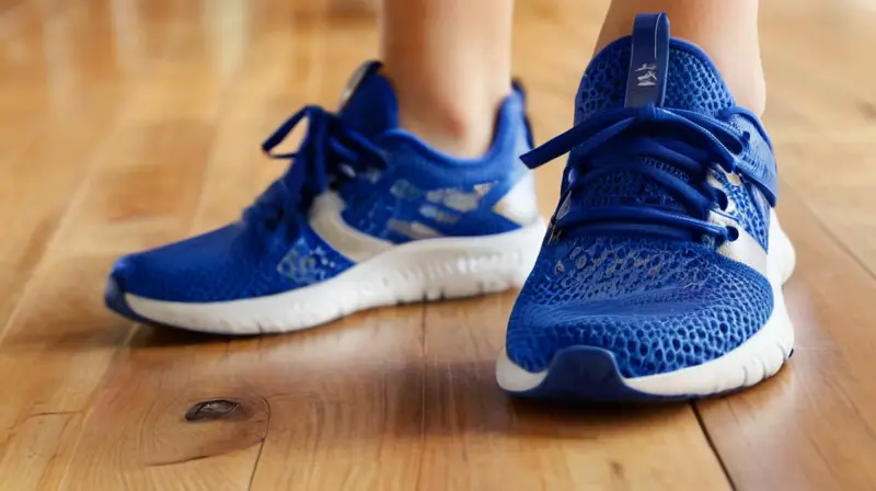 Zapatillas modernas destacan en un entorno suave