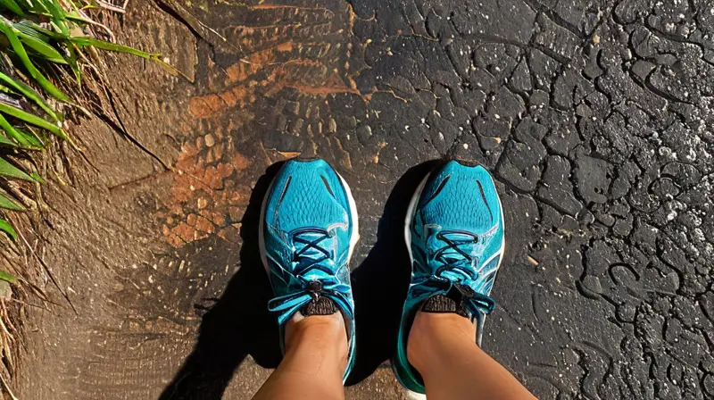 Pie de corredor en asfalto, movimiento dinámico