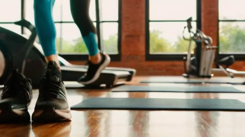 Gimnasio iluminado, esfuerzo y motivación palpable