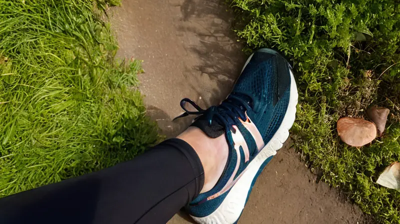 Un pie corre sobre un camino iluminado