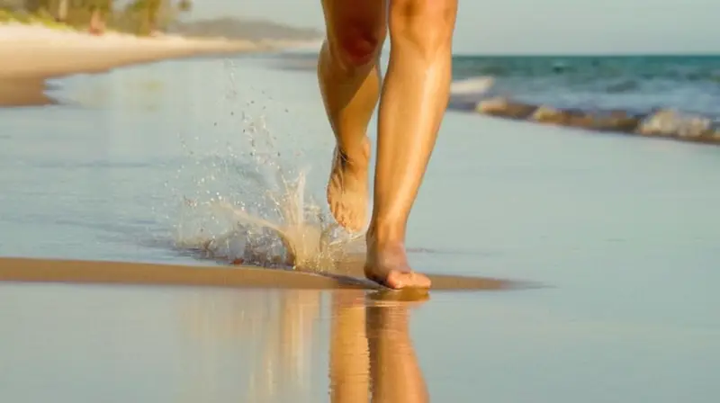 Corredor en playa soleada con arena dorada