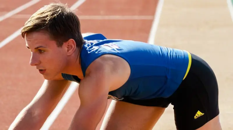 Atleta concentrado en pista bajo el sol