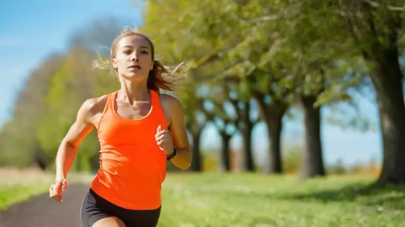Corredor en pista bajo sol veraniego