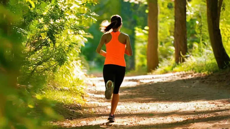 Corredores enérgicos en un parque soleado