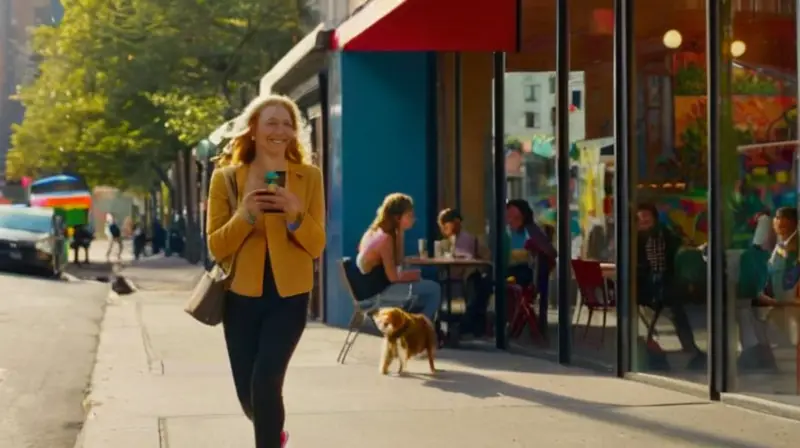 Calle vibrante llena de vida y música