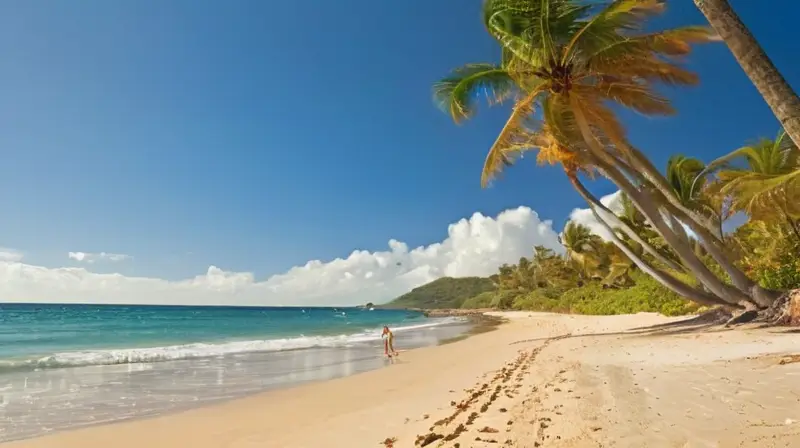 Playa dorada, olas suaves y ambiente vibrante