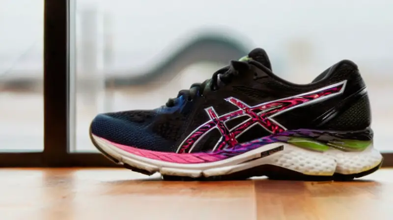 Exhibición colorida de zapatillas deportivas variadas