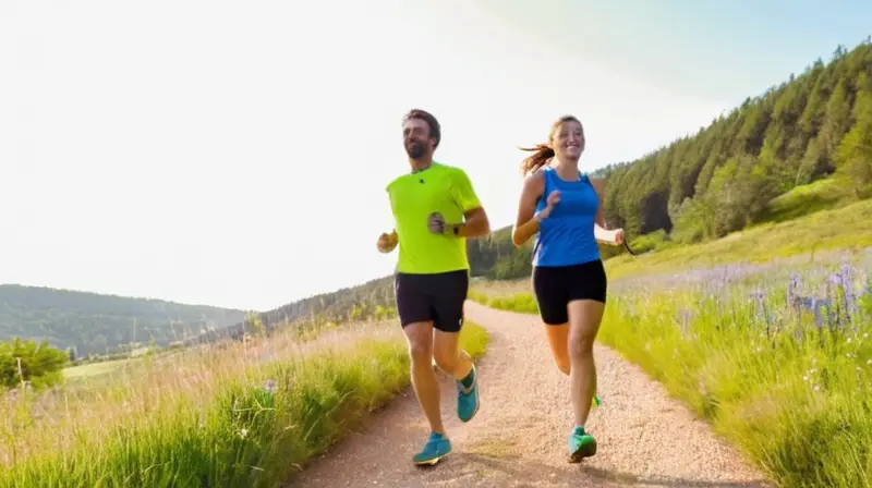Corredores felices avanzan por sendero soleado