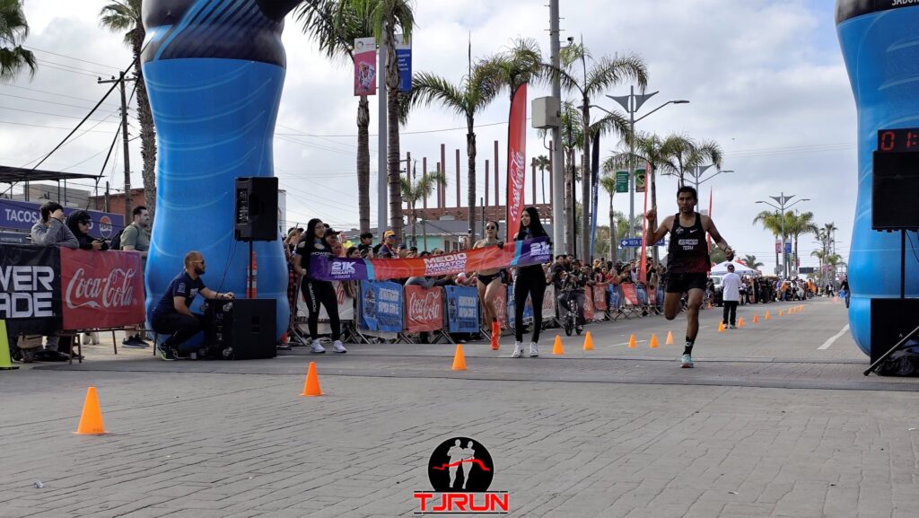 nataly mendoza Ganadora Medio Maraton Rosarito 2025